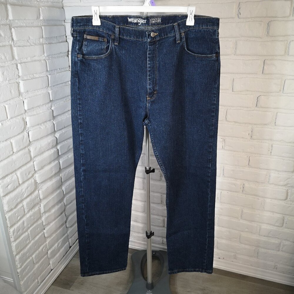 Wrangler Advanced Comfort Men's Size 40/32 Medium Wash Straight Leg Blue Jeans